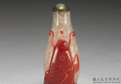 图片[2]-Red-on-snowing-white glass overlay snuff bottle with a carp-and-pearl design, 18th -19th century, Qing dynasty-China Archive
